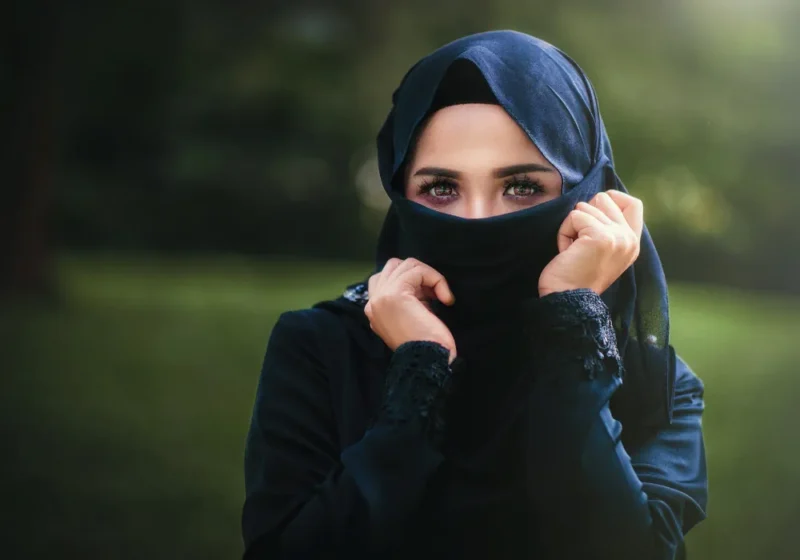 Arabka w hidżabie, kultura arabska i języka, nauka arabskiego online z Kierunek Wschód, dlaczego warto uczyć się arabskiego