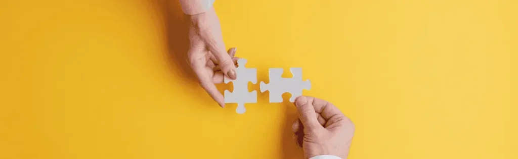 kierunek-wschod-szkola-jezyka-arabskiego dopasowywanie do siebie puzzli jako metafora prób nauki arabskiego, kierunek wschód, język arabski