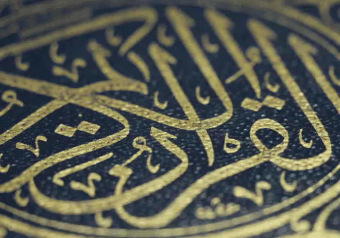 kierunek wschód język arabski pismo arabskie pod postacią zdobnej kaligrafii, kierunek wschód, język arabski