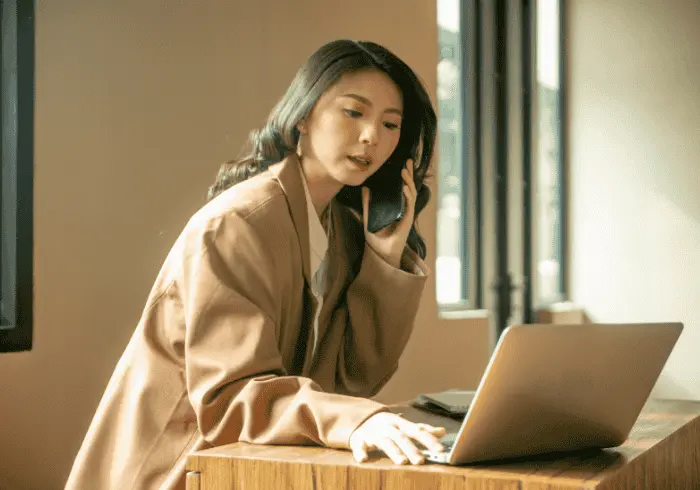 Koreanka rozmawiająca przez telefon, kierunek wschód, język koreański
