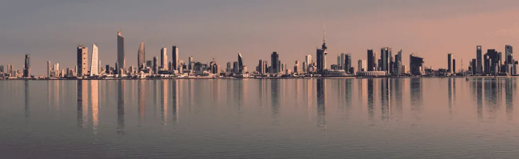 Panorama miasta Kuwejt widziana od strony morza, kierunek wschód, język arabski