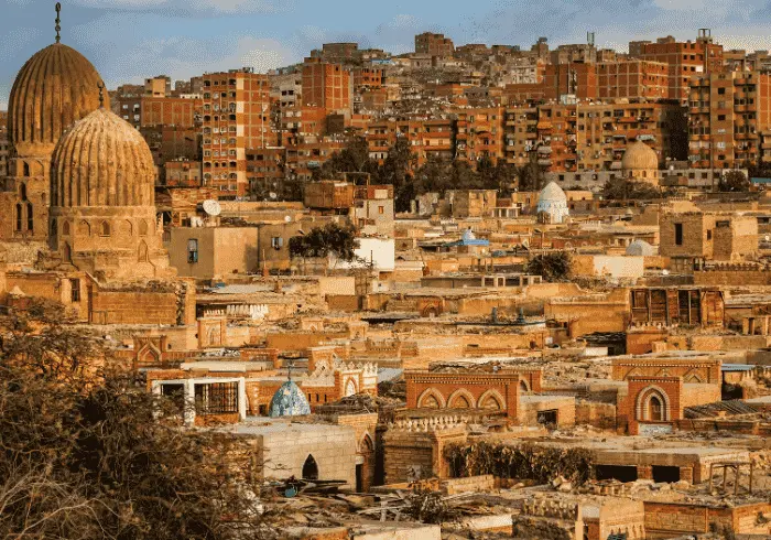Panorama Kairu, stolicy w której używa się jednego z najpopularniejszych dialektów języka arabskiego, kierunek wschód, język arabski
