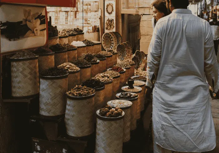 arabski bazar, miejsce gdzie usłyszymy wiele fraz w dialektach języka arabskiego, kierunek wschód, język arabski