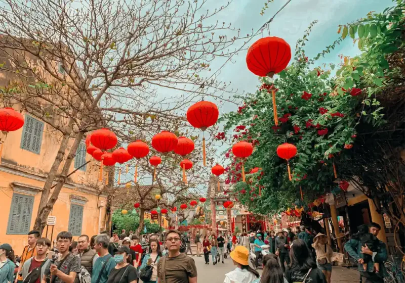 Chińczycy, ludzie na ulicy, czerwone chińskie lampiony, link do grupowy kurs chińskiego