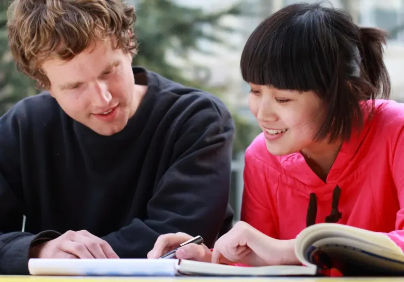 szczęśliwi ludzie uczą się chińskich znaków, link do kursy chinskiego w Kierunek Wschód