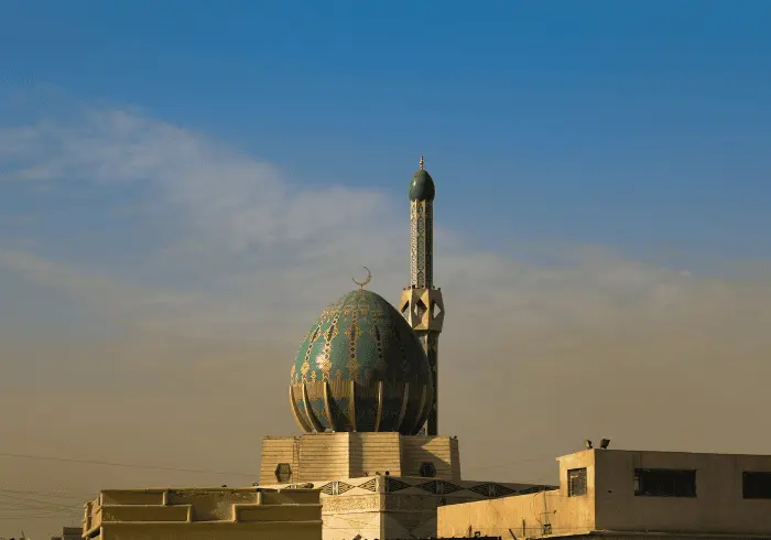 Jeden z bardziej znanych meczetów w Bagdadzie, stolicy Iraku, kierunek wschód, język arabski