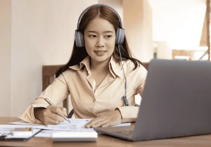 osoba ucząca się języka koreańskiego online, język koreański, kierunek wschód
