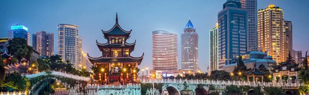 chińskie miasto nocą, kierunek wschod nauka jezyka chinskiego online link