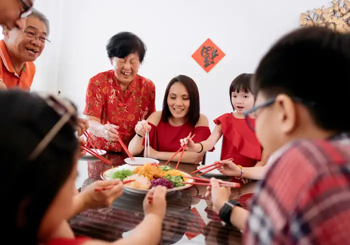 chiński nowy rok, wesoła chińska rodzina ubrana na czerwono, świętuje rok smoka 2024, nauka języka chińskiego w Kierunek Wschód online
