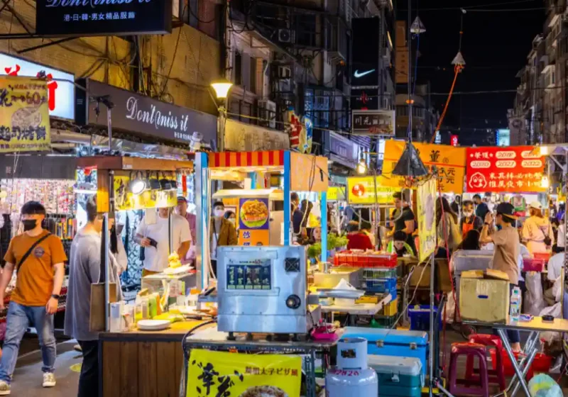 ulica Tajwanu, ludzie i dużo sklepów w Tajwan, link do zajęć języka chińskiego online