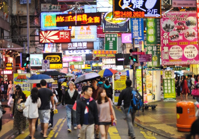 Hongkong, Hong Kong ulica i tłum ludzi, język chiński tradycyjny, link do nauka chińskiego online w szkole Kierunek Wschód