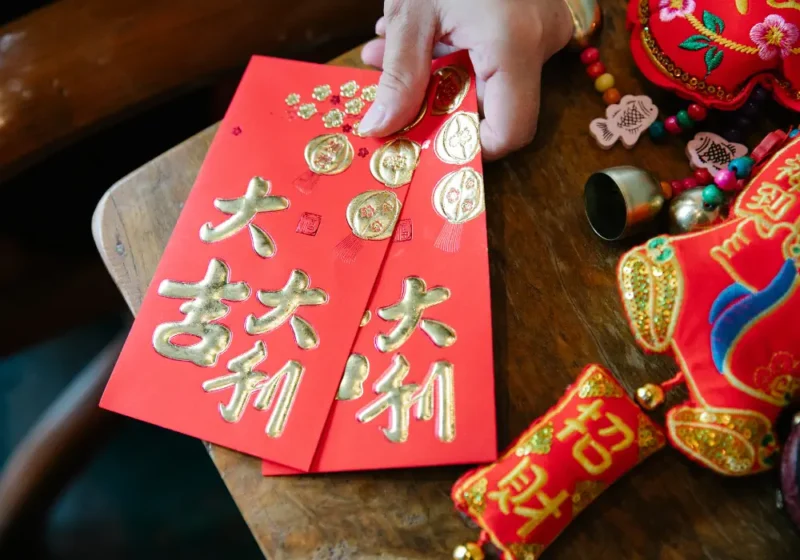 czerwona koperta jako chińska kultura i tradycje, prezent na Nowy Rok Chiński, link do lekcje online język chiński