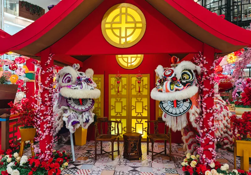 chiński nowy rok, chińskie dekoracje noworoczne, czerwone dekoracje i smoki, link do kurs języka chińskiego online w Kierunek Wschód