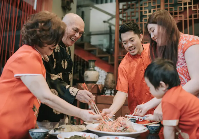 chińska rodzina obchodzi Chiński Nowy Rok i Święto Wiosny, chińska kultura wspólnego posiłku, Chińczycy ubrani na czerwono, link do nauka online język chiński w Kierunek Wschód