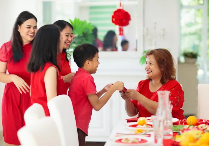 Chińczycy, chińska rodzina w Chiński Nowy Rok i Święto Wiosny daje prezenty i czerwoną kopertę, link do język chiński online w Kierunek Wschód