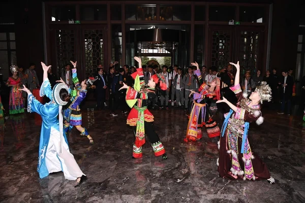chiński taniec etniczny, taniec Ujgurów, ujgurski taniec, chińskie tańce, taniec smoka, kultura chińska, link do kurs chińskiego z Kierunek Wschód