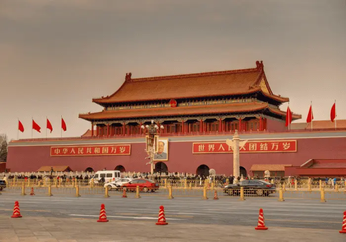 Plac Tiananmen w Pekinie - kierunek Wschód, język chiński