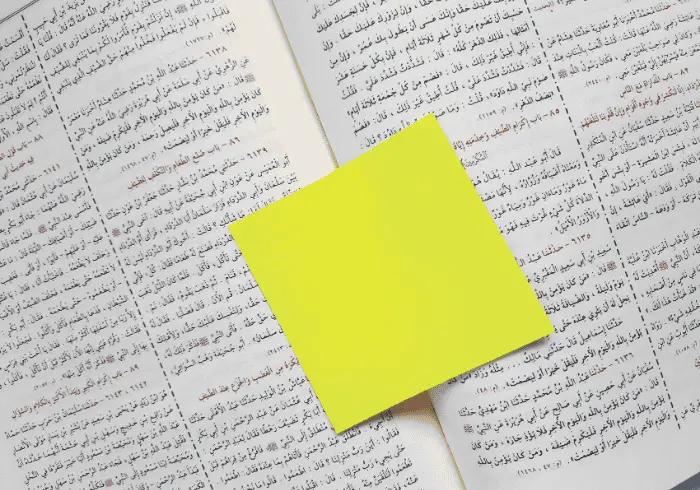 książka zapisana w języku arabskim standardowym, w fusha, kierunek wschód, język arabski