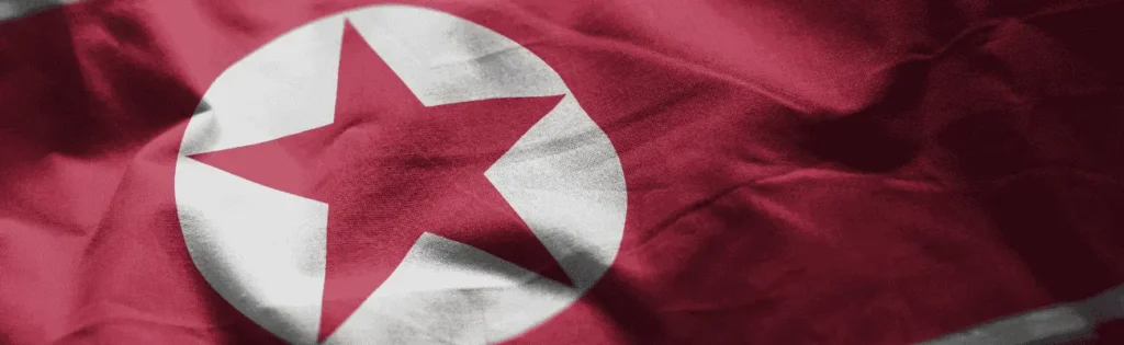 Pofalowana flaga Korei Północnej, kierunek wschód, język koreański