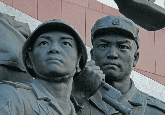Propagandowy pomnik upamiętniający wojnę koreańską w Korei Północnej - ważny punkt w historii Korei Północnej, kierunek wschód, język koreański