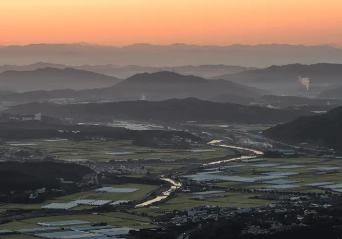 Panorama na koreańską wieś, w tle widoczne pola i góry, będące przedmiotem wielu koreańskich legend, kierunek wschód, język koreański