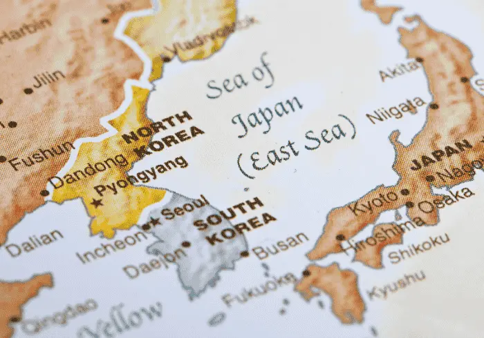Mapa przedstawiająca Koreę i Japonię oraz znajdujące się między nimi morze, kierunek wschód, język koreański